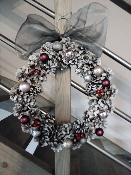 Wianek z szyszek na drzwi dekoracja Boże Narodzenie