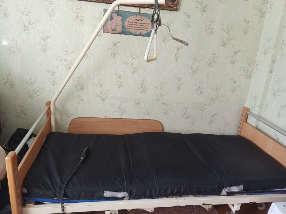 Медичне ліжко з електроприводом і пультом