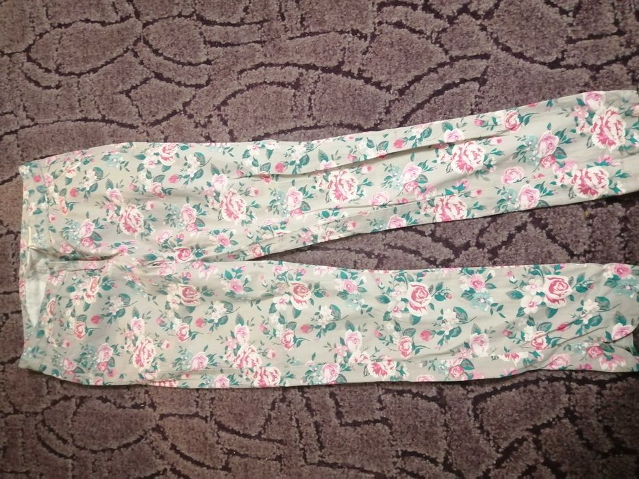 Damskie spodnie dżinsowe z kwiatami