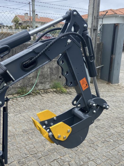 abre valas escavadora 600 kg com giro zero