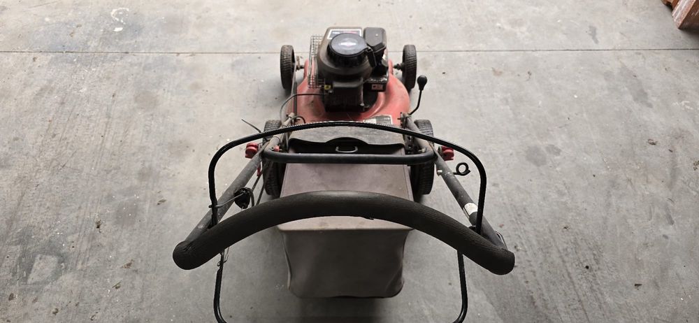 Máquina de cortar relva a gasolina