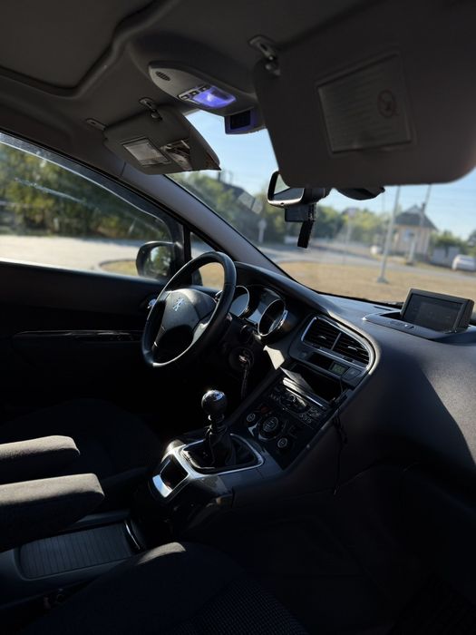 PEUGEOT 5008 2012