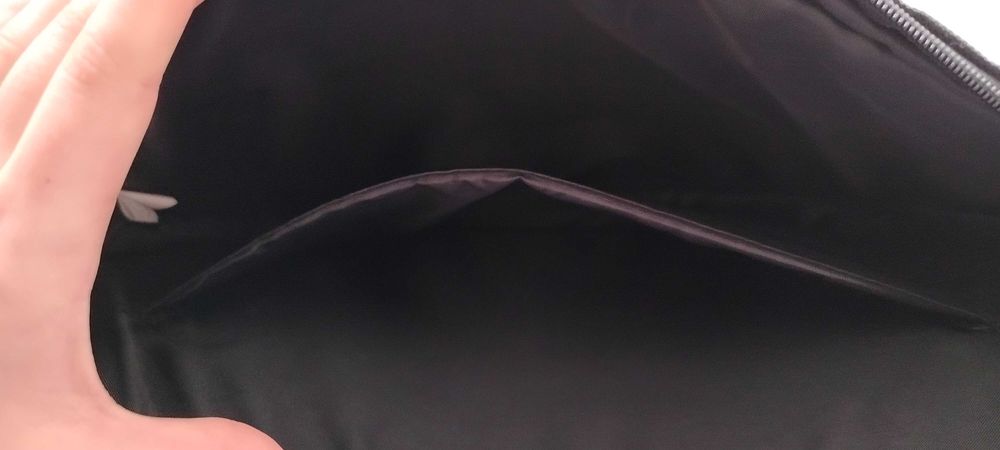 Czarna torba na laptopa