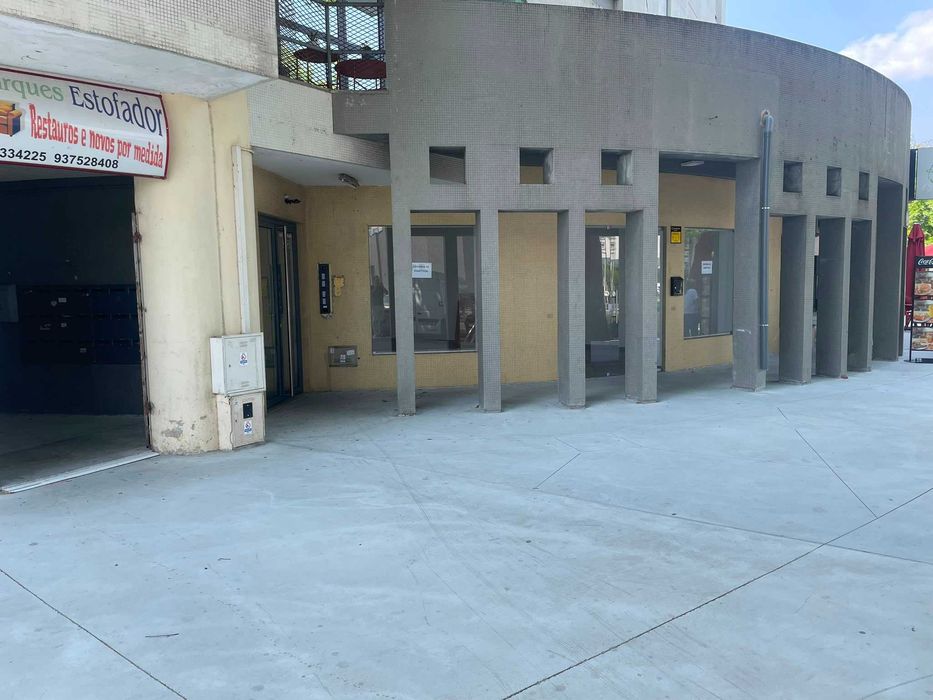 Loja com 140 m2 centro de Chaves.
