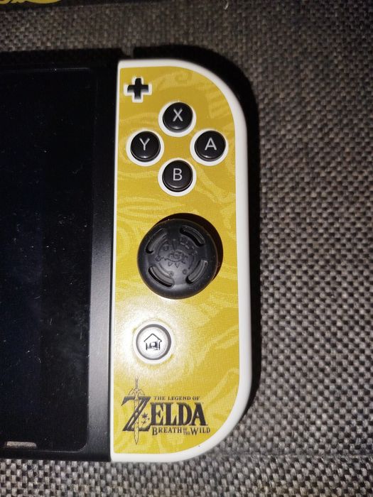Konsola Nintendo Switch v2 z motywem Zelda.