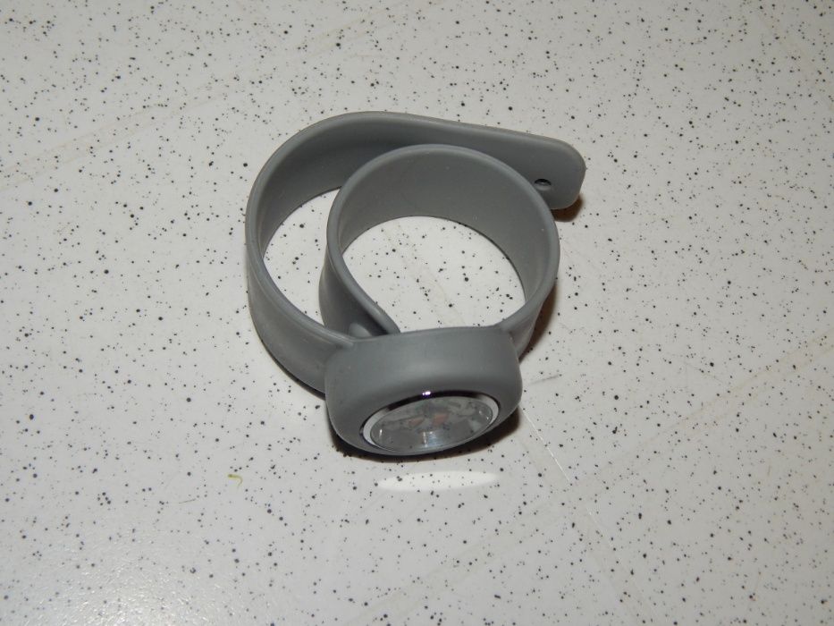 Детские часы с туканом в серой оправе.