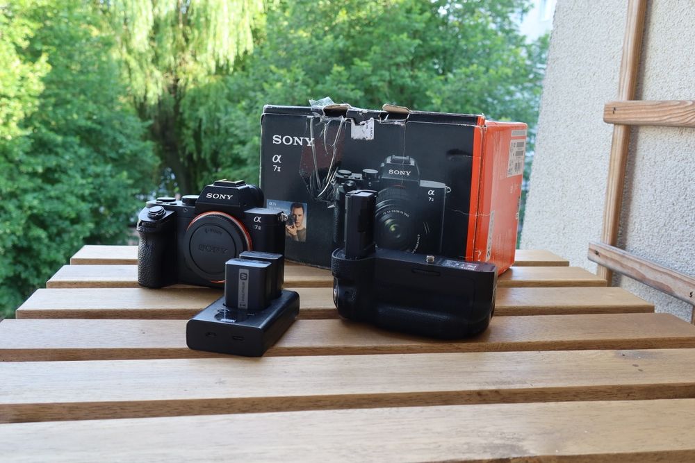 Sony A7 II (ILCE-7M2) – zestaw z gripem, 4 bateriami i ładowarką dual | Box, 42k przebiegu