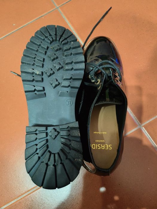 Sapatos senhora, 37  de cor preto  em couro, fabricado em Portugal