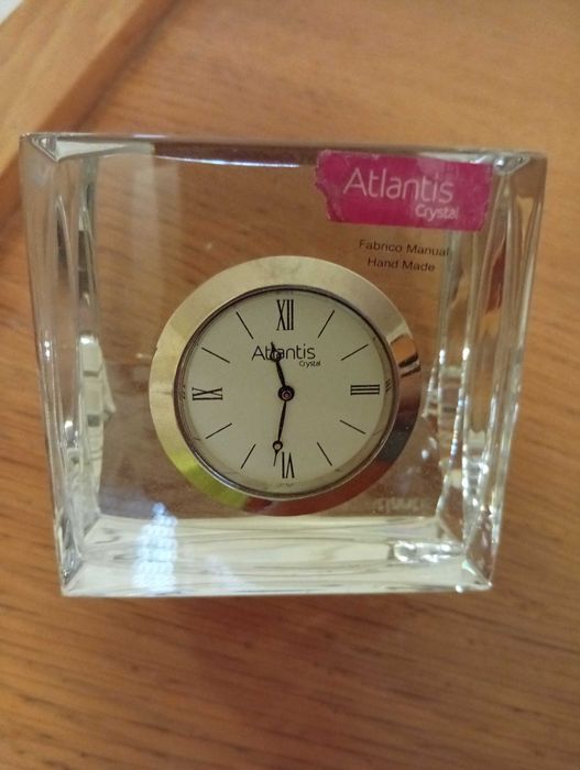 Relógio em peça de cristal