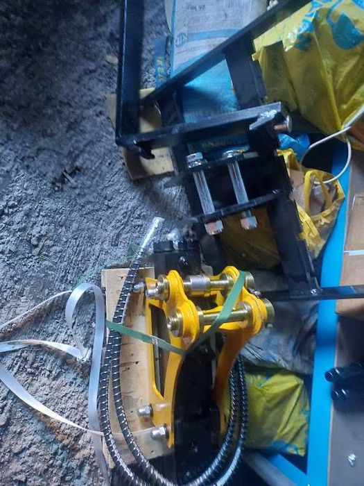 Mini Koparka z  kabiną W 12 + komplet przystawek + przyczepa