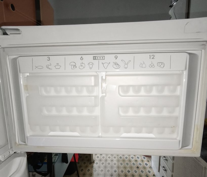 Vendo Frigorífico Ariston com congelador