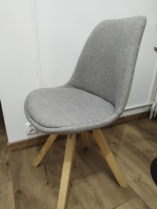 2 Krzesła, miesiąc używane.