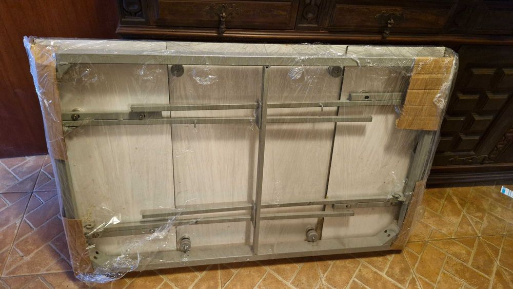 Mesa de cozinha com tampo de vidro e extensível