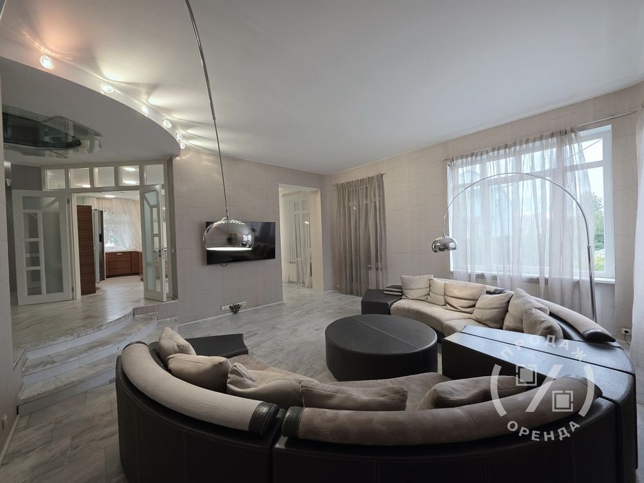 Стильний будинок у центрі з більярдною та камінною кімнатою