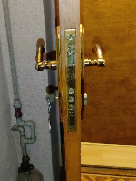 Дерев'яні двері з замком і петлями