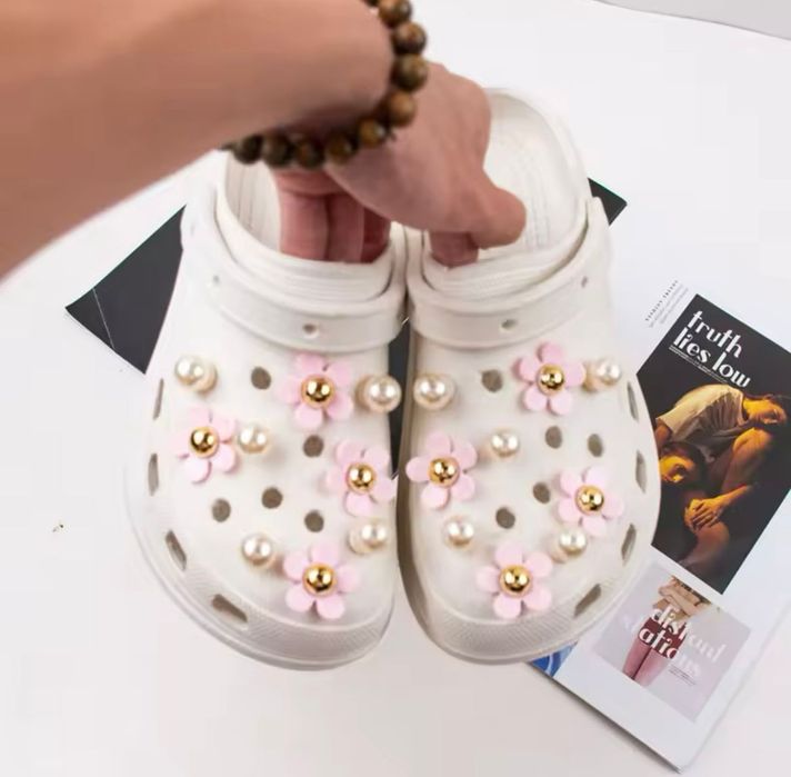Przypinki do butów oraz torebek w kształcie różowych kwiatków i pereł