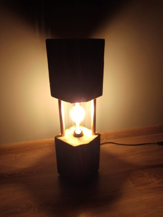 Lampa stojąca z belki