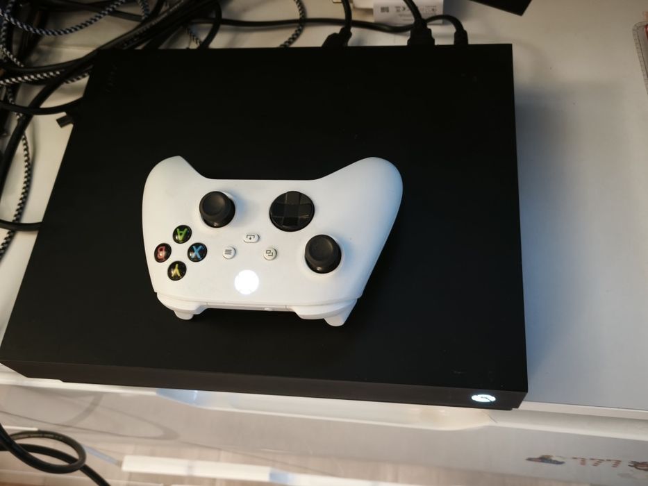 Xbox one x 1tb po spa pad gra