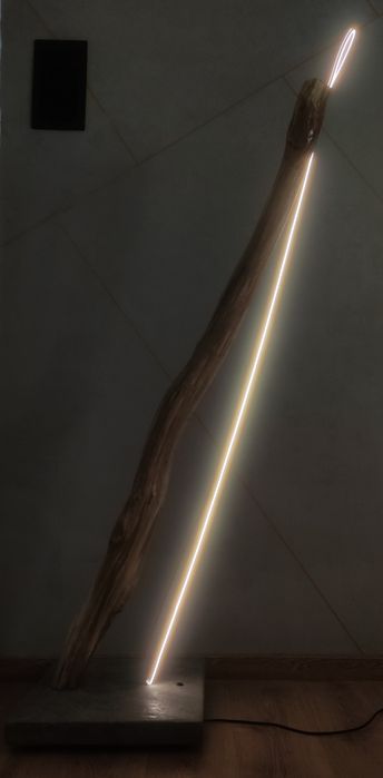 Drewniana lampa podłogowa - z betonową podstawą