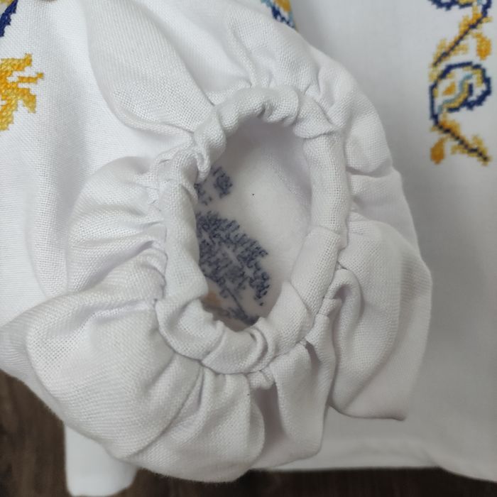 Сорочка-вишиванка з жовто-блакитним малюнком (ручна робота/М)