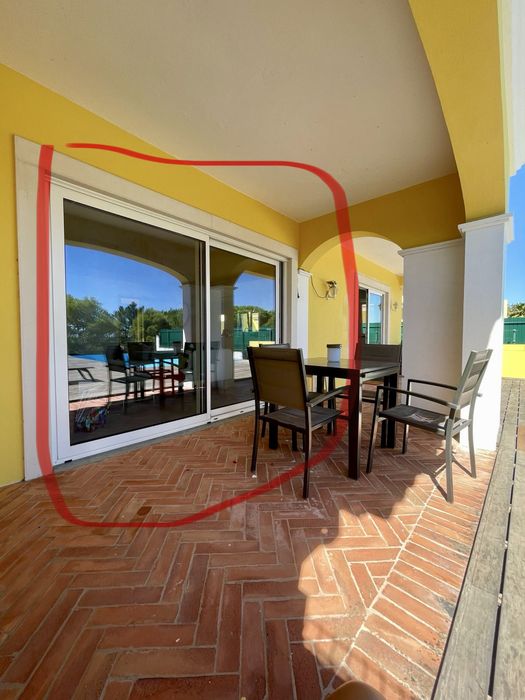 Duas portas de correr com 5 anos de uso. caixilharia de aluminio