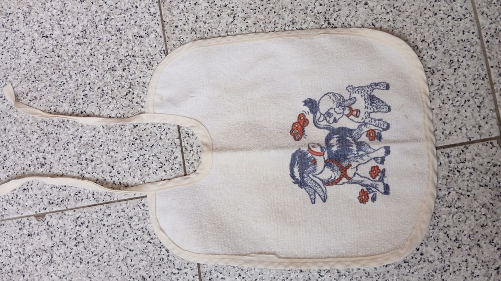 Várias babetes de bebé