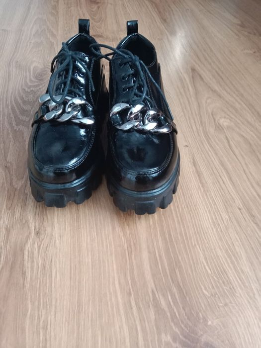 Жіночі лакові туфлі