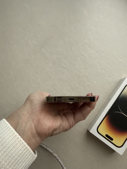 Iphone 14 pro dourado