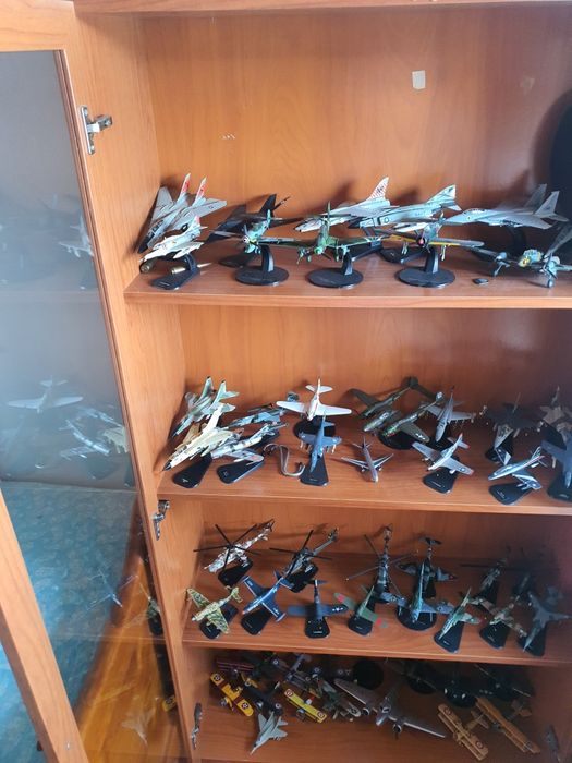 Vendo coleção de aviões e helicópteros de guerra