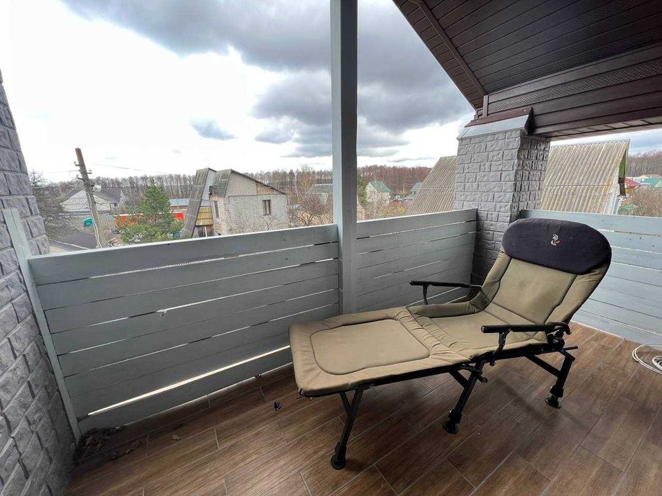 Будинок з ремонтом у лісовому Забуччі. Гараж.