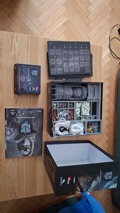 Frostpunk + Pionierzy + insert Folded Space + koszulki - jak nowa