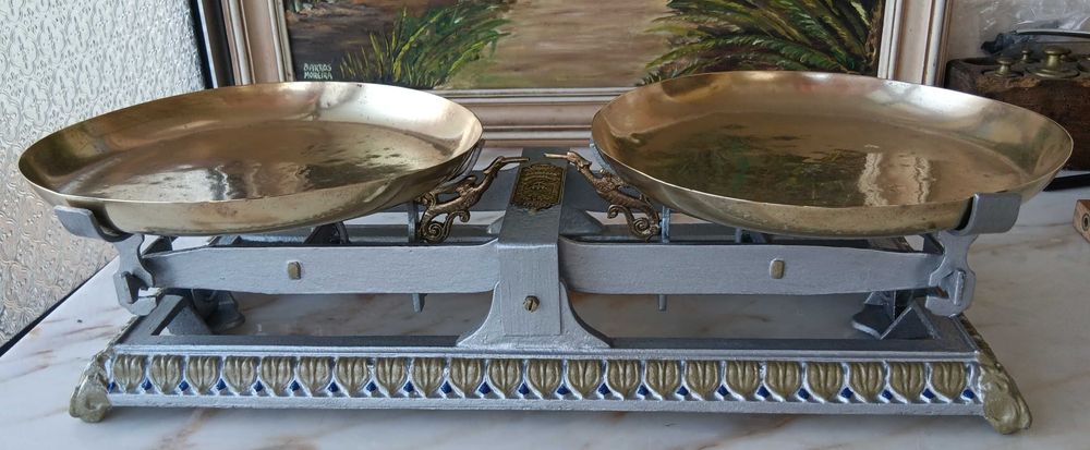 Balança Antiga de 15kg, Pratos em Latão, restaurada.