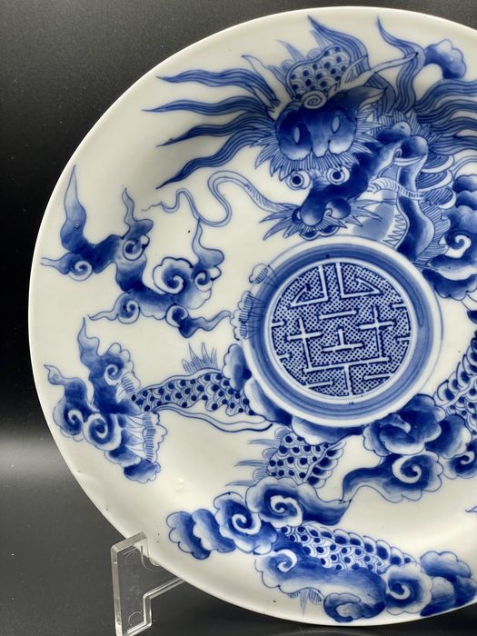 Prato porcelana japonesa antigo, com dragao azul e branco, sec XIX