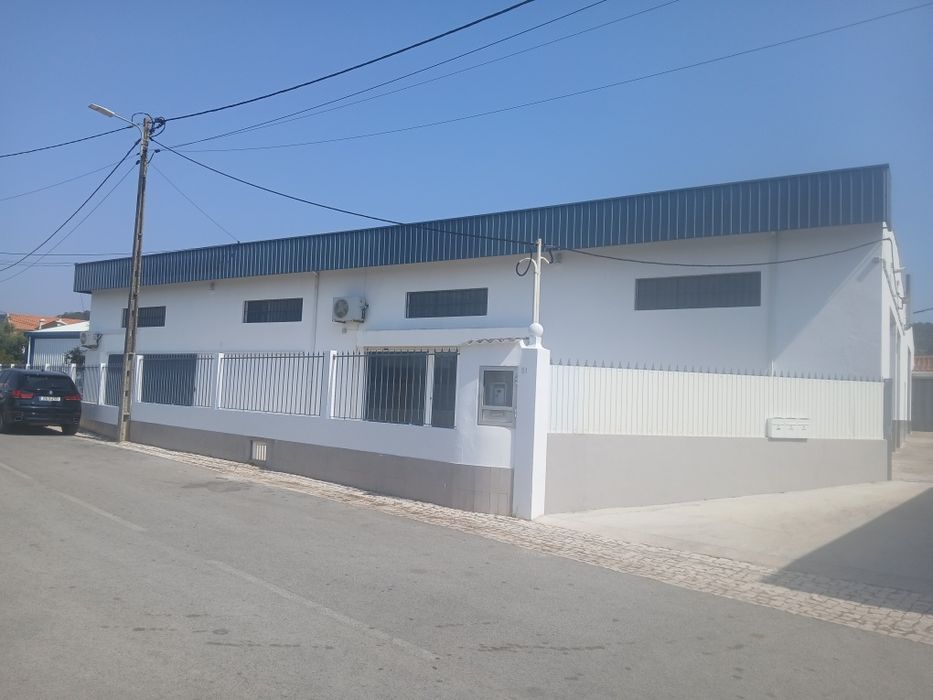 Alugo  Armazém/escritório/loja em cabanas quinta do anjo excelente espaço para qualquer atividade comercial