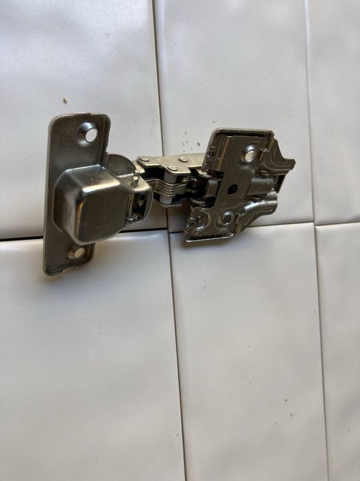 Dobradiça em inox para móveis