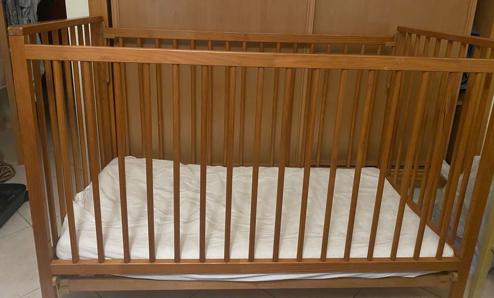 Berço de madeira com colchão
