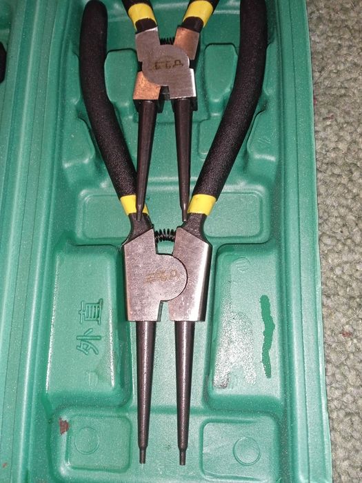 Набор сьемников стопорных колец из 4 шт. в пластиковом боксе.