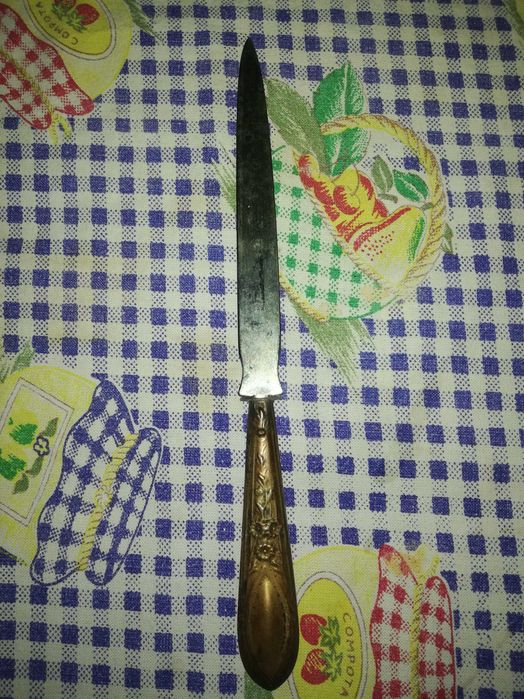 Faca antiga com cabo decorado