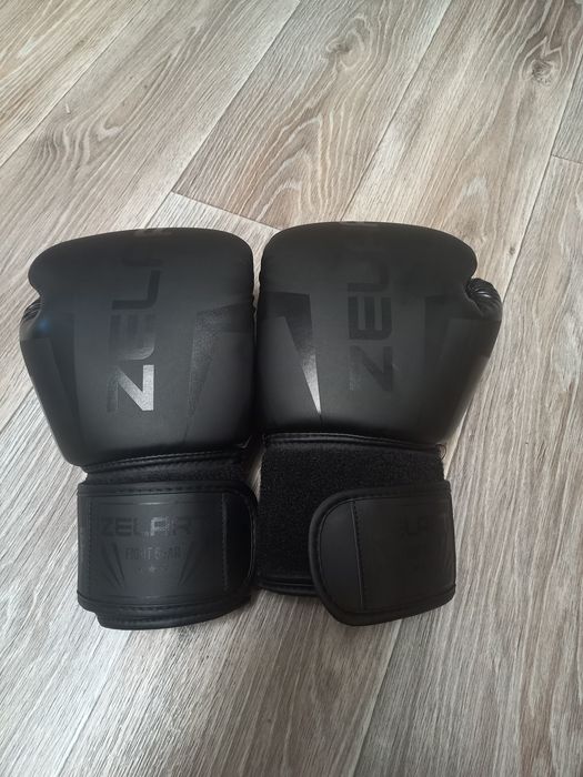 Перчатки для бокса,