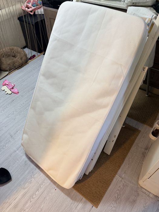 Cama grades IKEA  com colchão de molas e protetor de colchão