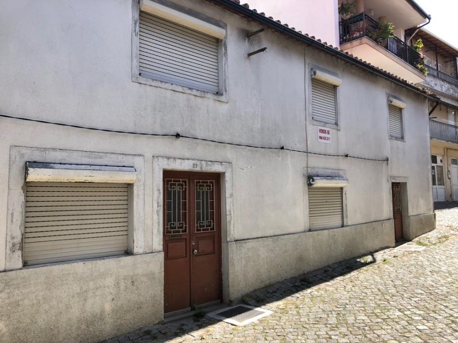 Moradia no centro da vila de Mogadouro.