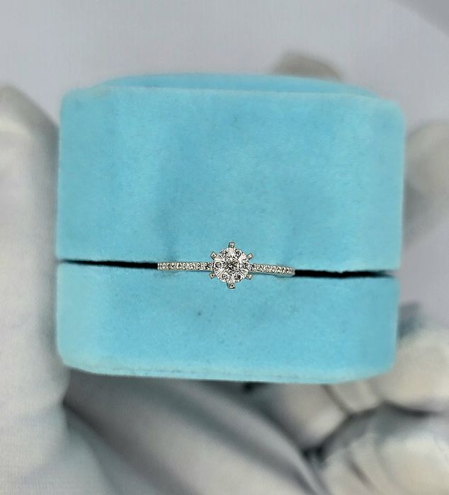 Кольцо с бриллиантами [0.15ct]
