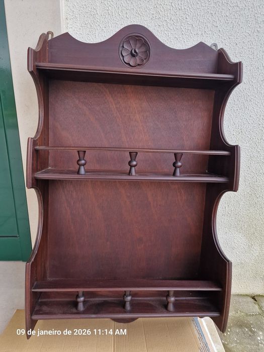 Prateleira em madeira antiga em bom estado