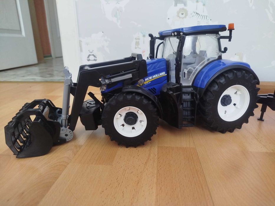 Трактор Bruder New Holland