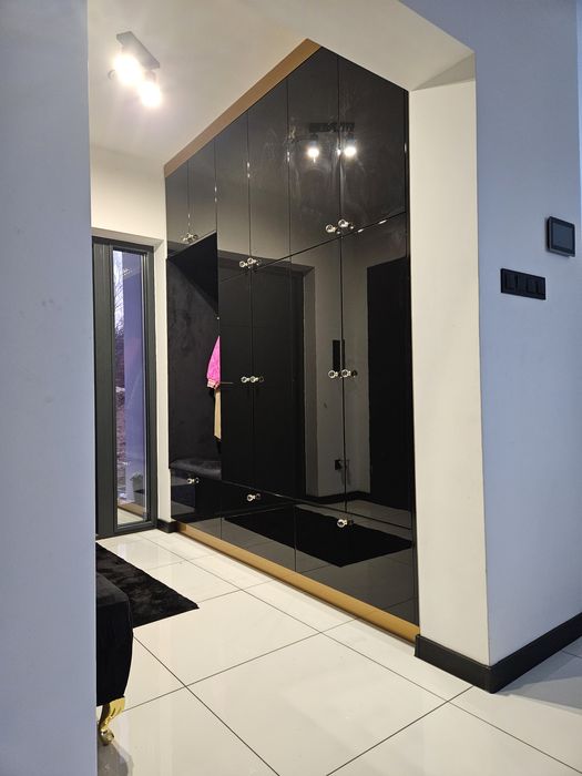 Szafa z siedziskiem oraz lustro