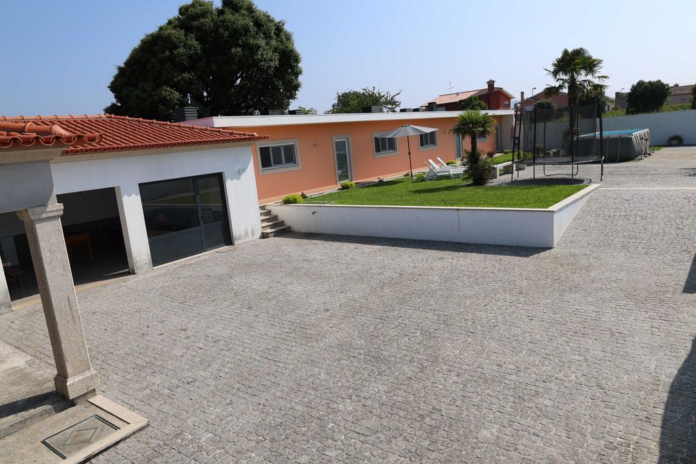 EPS49,casa V3, preço ESPECIAL de 800€ semana de 8-15 Agosto. Casa piso térreo,piscina e salão jogos.Grande espaço exterior