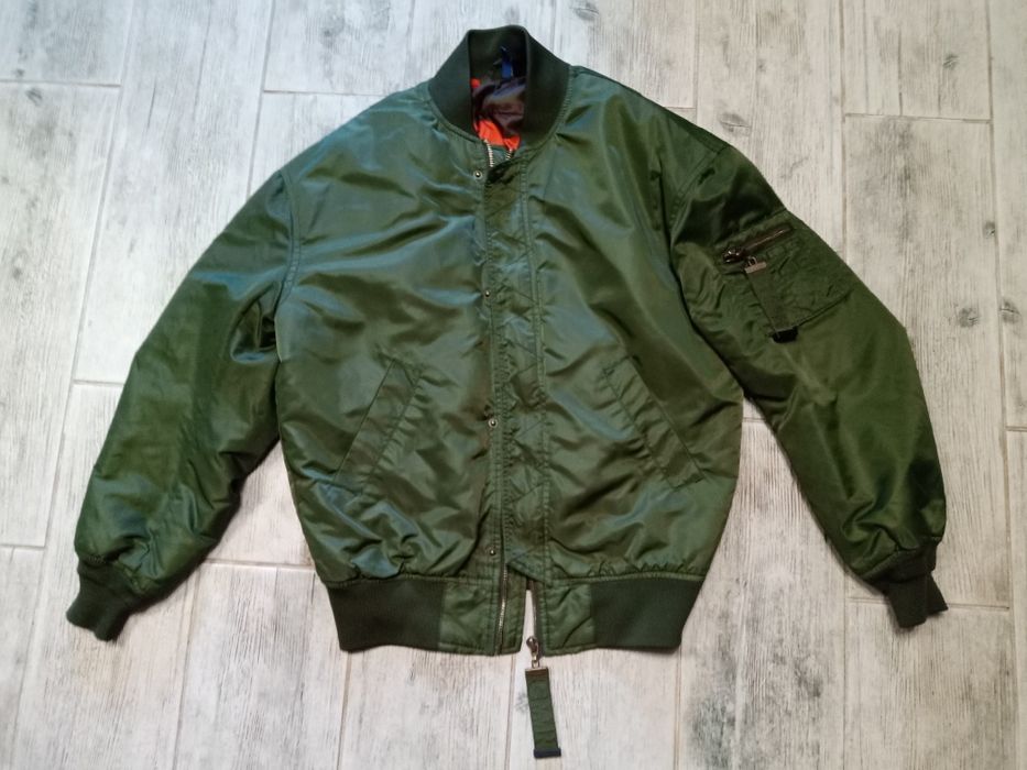 Куртка бомбер.Колір хакі.В чудовому стані, майже нова.Тепла.