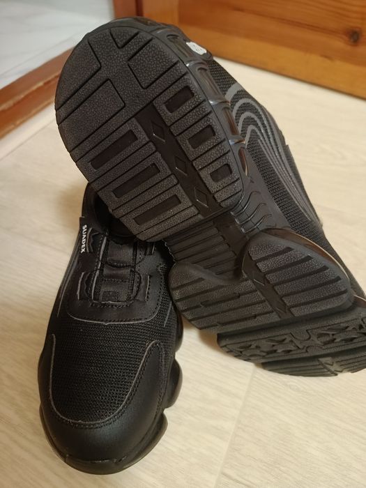 Продам кроссовки для работы с защитным номком
