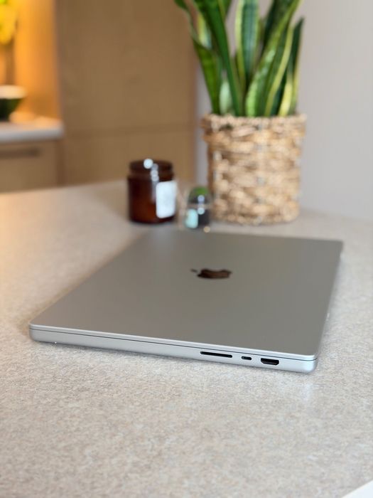 MacBook Pro 16” M4 Pro 48GB ram 512GB SSD