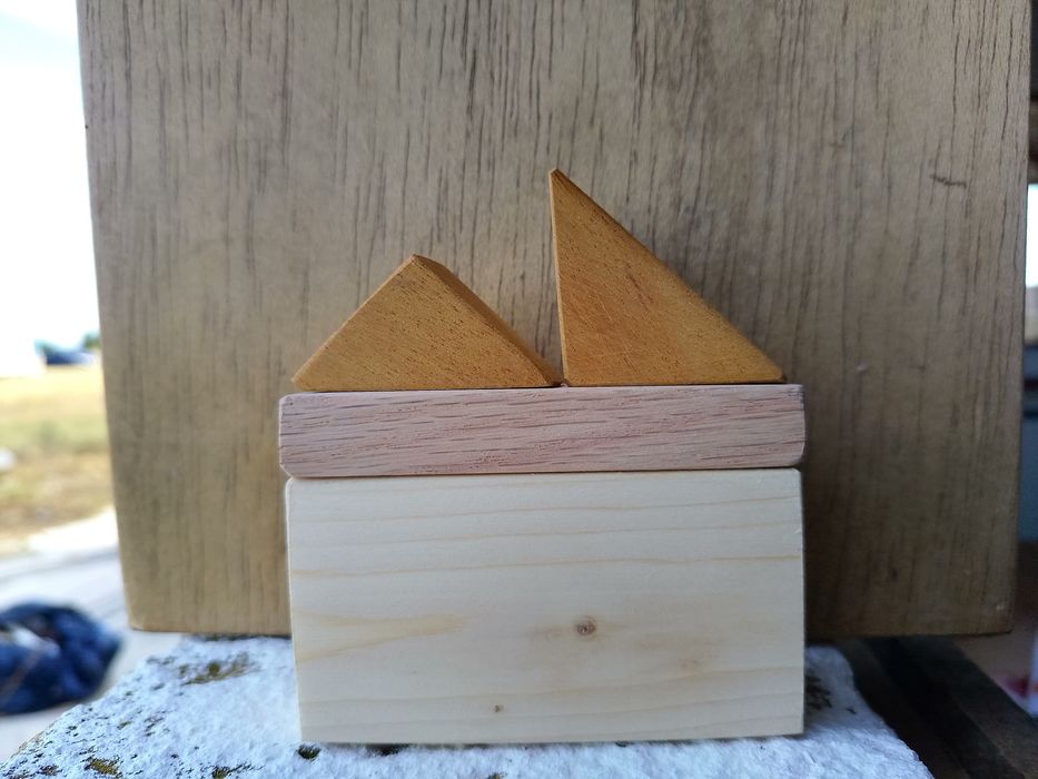 Conjunto de peças de madeira com formas geométricas para criar e brinc